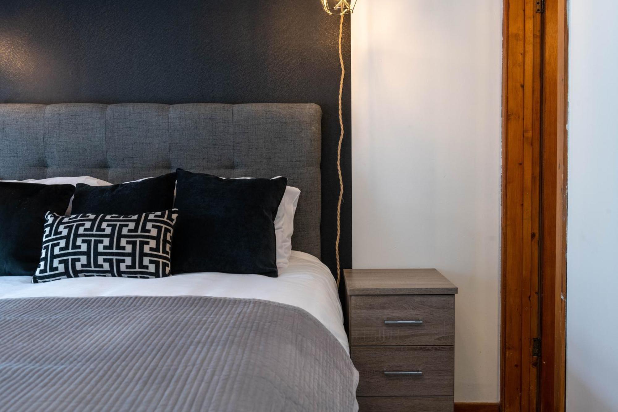 The New Lodge Pontardawe Екстериор снимка